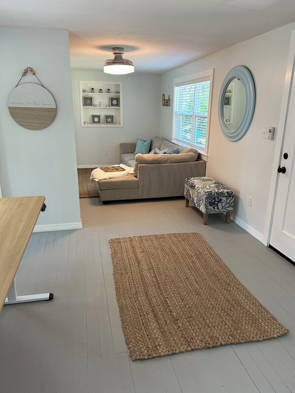 Een smart-tv en een computerscherm