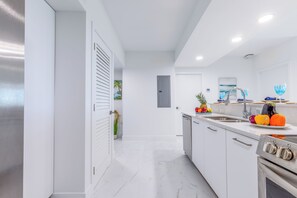 冷蔵庫、電子レンジ、オーブン、コンロ