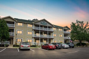 Exterior - NEW! 3rd Floor Back Side Corner Penthouse Suite - 305 by Grand Wood Suites (Nashville)