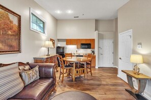 TV - NEW! 3rd Floor Front Side Corner Penthouse Suite - 304 by Grand Wood Suites (Nashville)