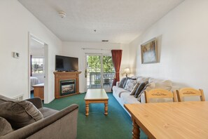 TV - NEW! 1st Floor Front Side Suite - 104 by Grand Wood Suites (Nashville)