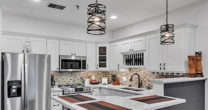 NEW! 2nd Floor Front Side Signature Suite - 201 by Grand Wood Suites