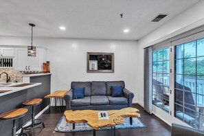 TV - NEW! 2nd Floor Front Side Signature Suite - 201 by Grand Wood Suites (Nashville)