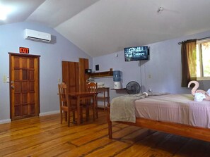 1 bedroom, in-room safe, free WiFi, bed sheets - Cotton Tree Cabin in Hopkins (Hopkins Village)