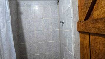 Douche, sèche-cheveux, serviettes fournies, savon