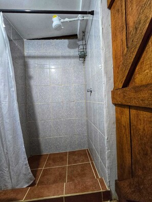 Shower, hair dryer, towels, soap - Cotton Tree Cabin in Hopkins (Hopkins Village)