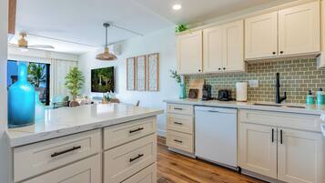 KĂŒhlschrank, Mikrowelle, Ofen, Herdplatte