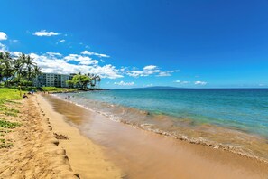 Beach nearby, sun-loungers, beach towels