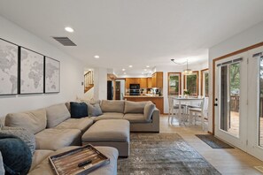 Smart TV, fireplace, ping pong, books