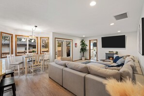 Smart TV, fireplace, table tennis, books - HIGHLY sought, HIGHLY ranked, spacious 4 bdrm home with unbeatable location (Vancouver)