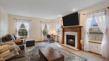 Smart TV, lareira, mesa de pingue-pongue, livros