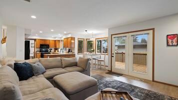 Smart-TV, Kamin, Tischtennisplatte, Bücher