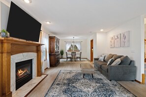 Smart TV, fireplace, ping pong, books - HIGHLY sought, HIGHLY ranked, spacious 4 bdrm home with unbeatable location (Vancouver)