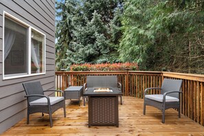 Terrace/patio - HIGHLY sought, HIGHLY ranked, spacious 4 bdrm home with unbeatable location (Vancouver)