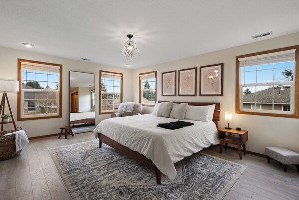 4 bedrooms, desk, iron/ironing board, travel cot