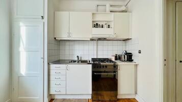 Kylskåp, ugn, spishäll och vattenkokare