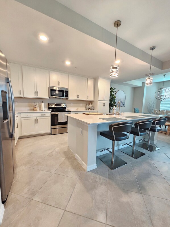 Jääkaappi, mikroaaltouuni, uuni, liesi