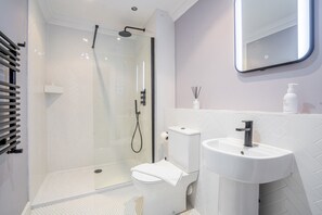 Shower, hair dryer, towels - 7 Arndale Court  - Sleeps 5 guests (York)