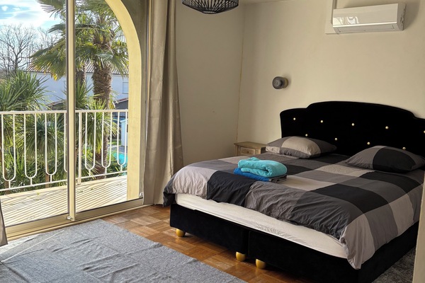 6 quartos, ferros/tábuas de passar roupa, Wi-Fi, roupa de cama