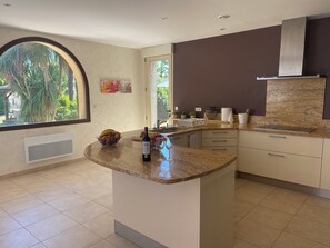 Micro-ondes, four, plaque de cuisson, lave-vaisselle