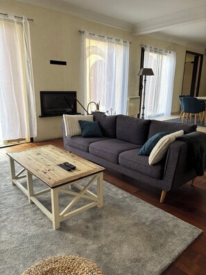 Fernseher, Videospiele, Tischfußball, Bücher