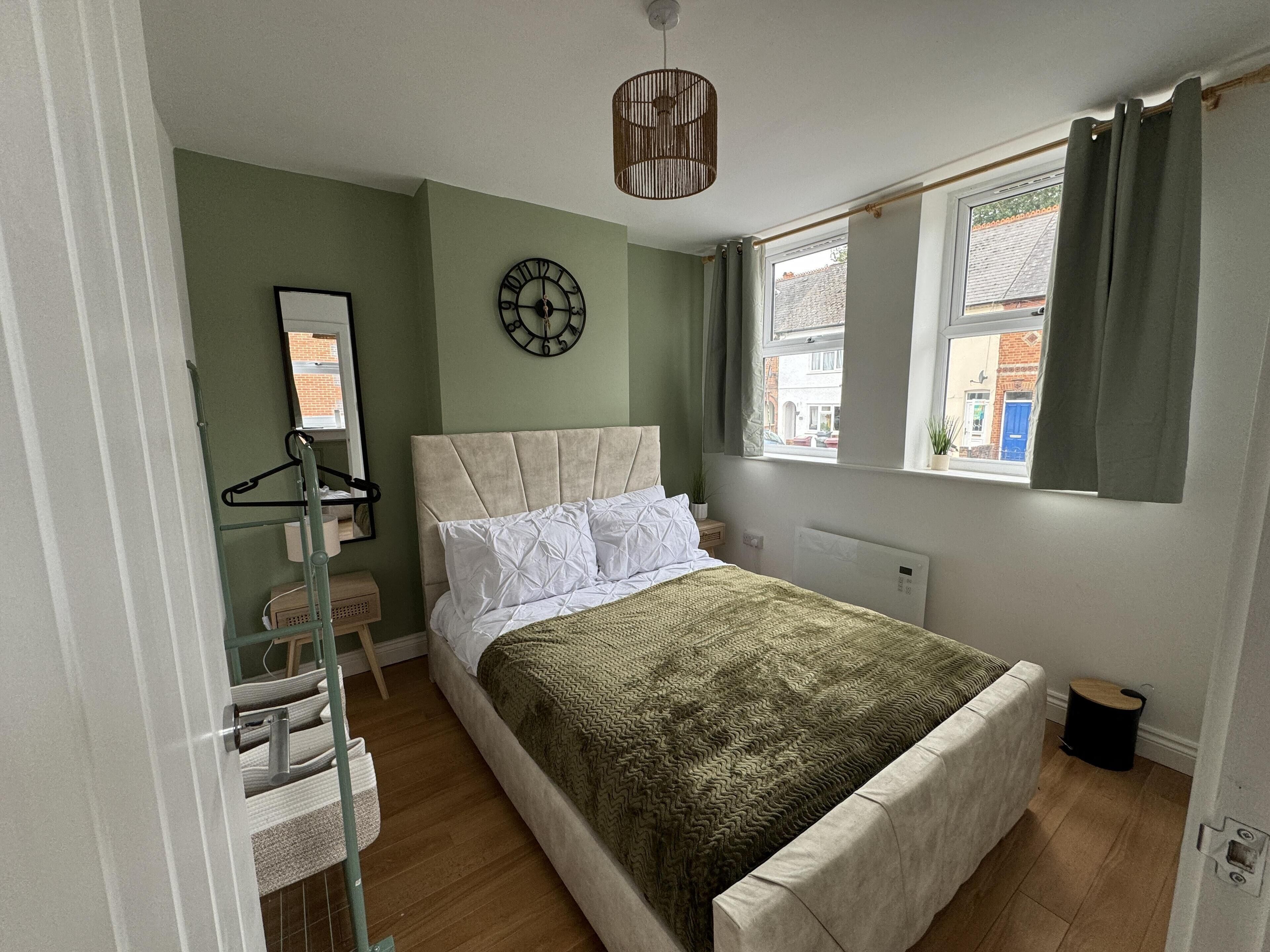 Apartament | 3 dormitoris, planxa i posts de planxar, wifi gratuïta i roba de llit 