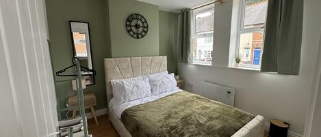 Apartament | 3 dormitoris, planxa i posts de planxar, wifi gratuïta i roba de llit