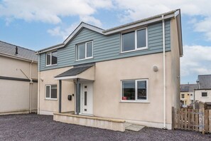 Exterior view of Awelfa, detached holiday home with off-road parking in Rhosneigr, Anglesey - Awelfa - A lovely house accommodating 6 in Rhosneigr (Rhosneigr)