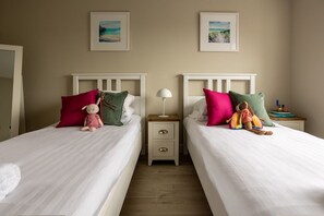 Twin bedroom with en-suite, comfortable accommodation at pet-friendly holiday home in Rhosneigr, Anglesey - Awelfa - A lovely house accommodating 6 in Rhosneigr (Rhosneigr)