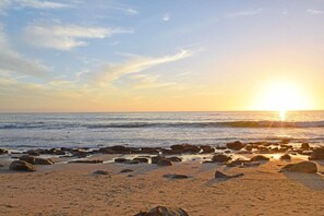 Evening light on the sandy beach at Rhosneigr, Anglesey, just a one-minute walk from Awelfa holiday home - Awelfa - A lovely house accommodating 6 in Rhosneigr (Rhosneigr)