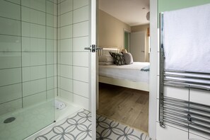3 habitaciones, tabla de planchar con plancha y cuna de viaje
