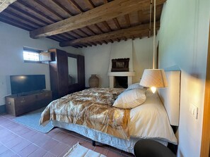 2 dormitorios, escritorio, tabla de planchar con plancha y cuna de viaje