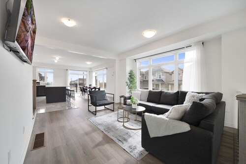 Serene Stays - Pickering (5 Beds, 2.5 Baths, 4 Parking)