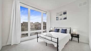 4 habitaciones, escritorio y tabla de planchar con plancha