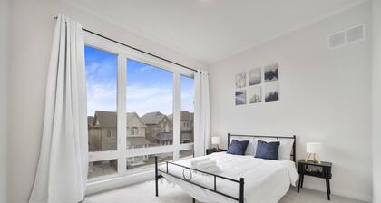 Serene Stays - Pickering (5 Beds, 2.5 Baths, 4 Parking)