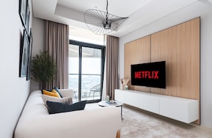 Smart TV - New Cozy 1BR in the Heart of the City (Dubai)