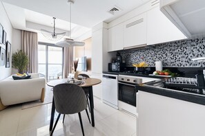 Refrigerador, microondas, parrilla de estufa y lavavajillas 