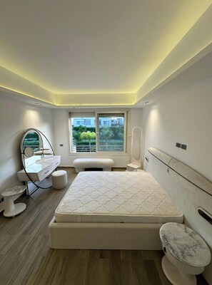 5 bedrooms, WiFi, bed sheets