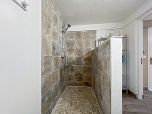 Hair dryer, towels, soap, toilet paper - Ocean View - 1 bedroom apartment (Mont Vernon 3)
