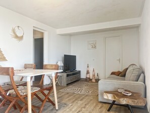 Dining - Ocean View - 1 bedroom apartment (Mont Vernon 3)