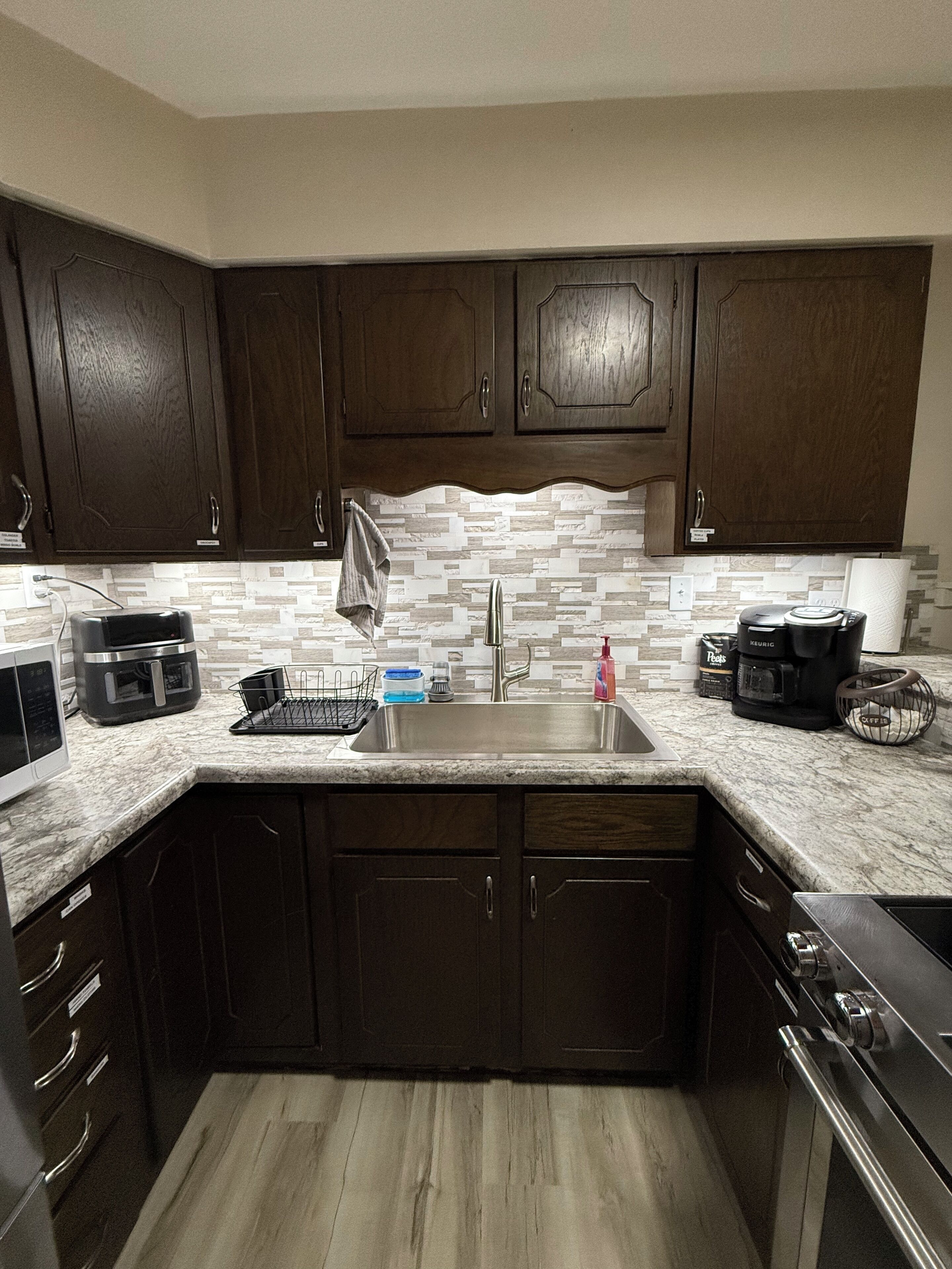 Frigorífico, microondas, horno y placa de cocina