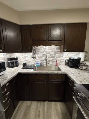 Réfrigérateur, micro-ondes, four, plaque de cuisson