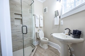 Een douche, een haardroger, handdoeken