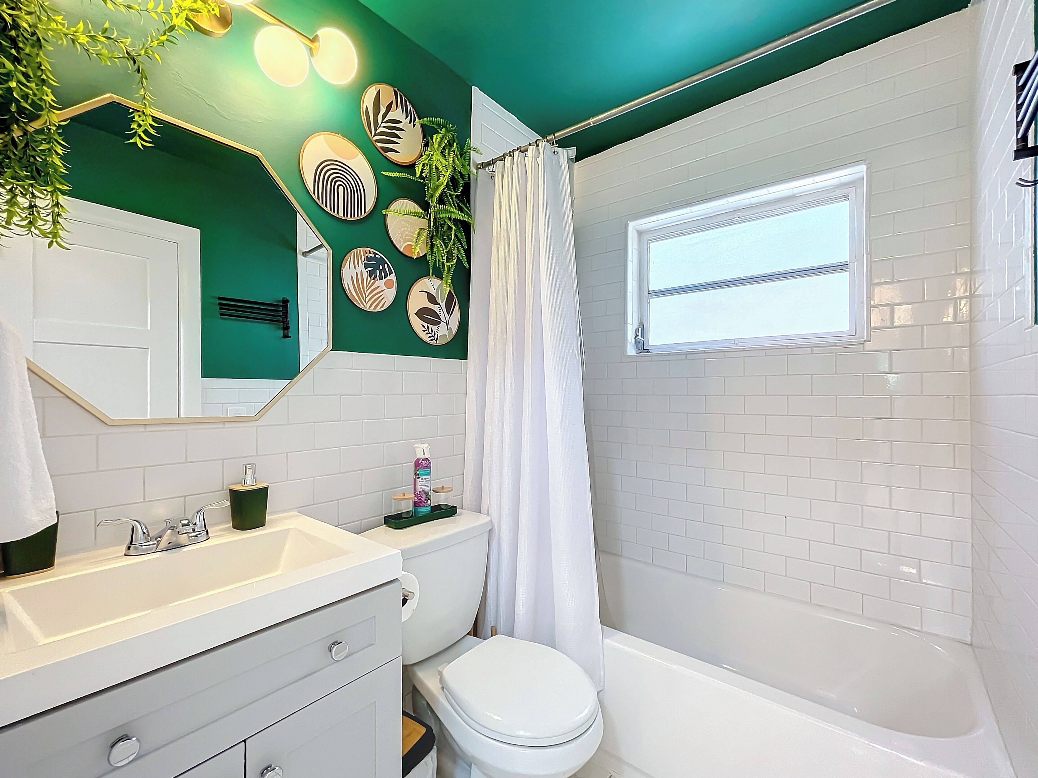 Secador de pelo, toallas, jabón y champú