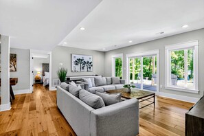 Smart TV, fireplace, offices - Lakefront Lake Anna 5 Suites All Water Views (Mineral)