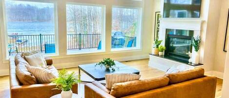 Smart TV, chimenea y oficina