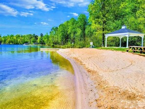 Una spiaggia nelle vicinanze