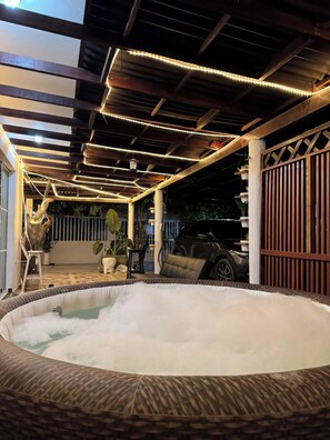 Outdoor spa tub - Cabaña Bougainvillea
(Juan de Acosta)