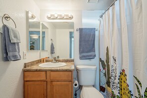 Een douche, een haardroger, handdoeken, zeep