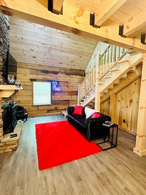 Smart-tv, een open haard, een dvd-speler en boeken